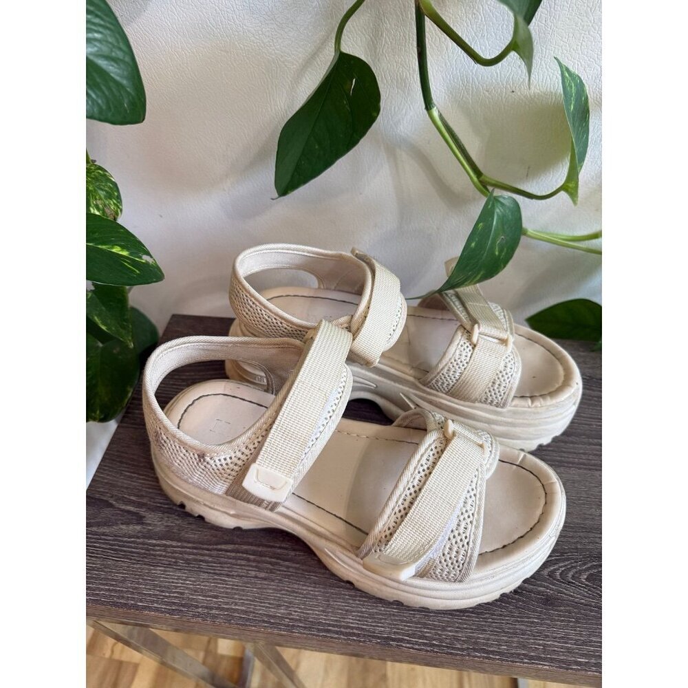 Women’s size 8/9 white Velcro sandals - Picture 2 of 10